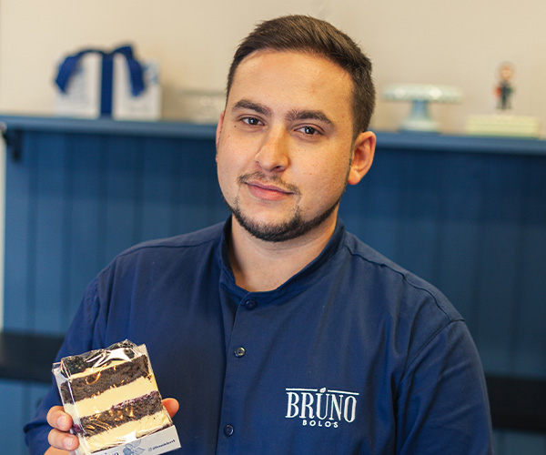 Bruno Bolos preparando pedidos na cozinha